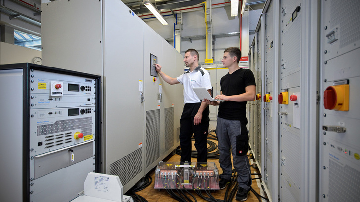 Im bisherigen Testlabor prüfen und entwickeln die Freiburger Geräte mit einer Leistung von einem Megawatt. - © Fraunhofer ISE
