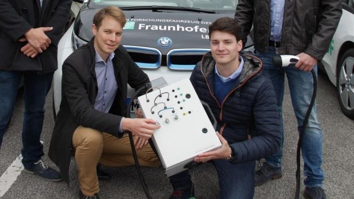 Studenten wollen den Ladevorgang bei Elektroautos genau analysieren. - © Fraunhofer LBF
