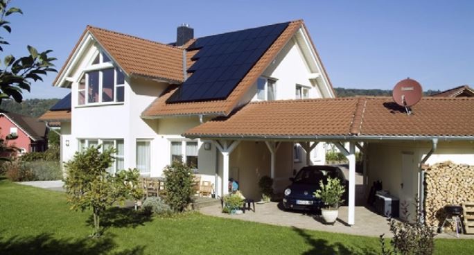 Der klassische Prosumer hat eine Photovoltaikanlage auf dem Dach und ein Elektroauto vor der Tür. - © ZSW
