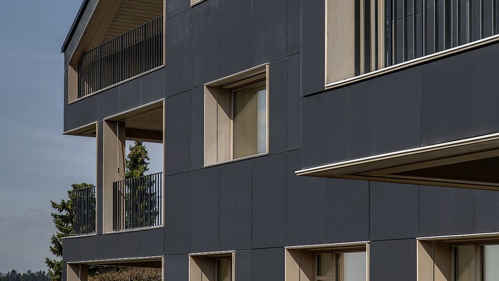 Neues Mehrfamilienhaus mit Solarhülle in Bruetten in der Schweiz. - © Basler & Hofmann AG
