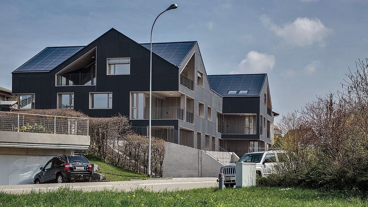 Dächer und Fassaden wurden in Bruetten vorbildhaft genutzt. - © Basler & Hofmann AG
