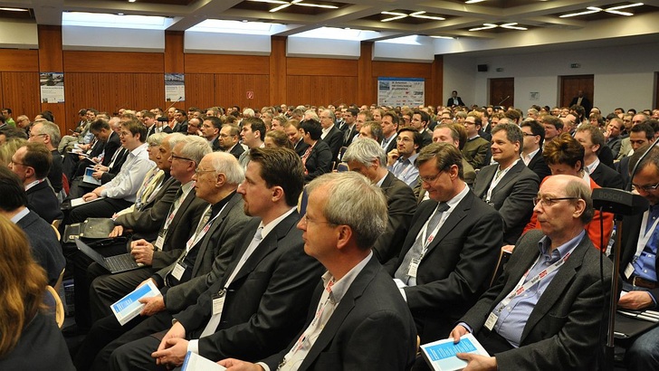 Tenor beim PV-Symposium: Nach schwierigen Jahren kommt die Photovoltaik langsam wieder aus dem Tal. - © HS
 Tenor beim PV-Symposium: Nach schwierigen Jahren kommt die Photovoltaik langsam wieder aus dem Tal.