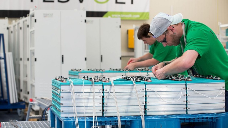 Gewerbespeicher können auch Notstrom liefern. - © Tesvolt
