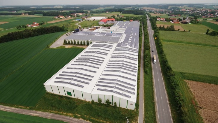 Eine von Kaco gebaute Solaranlage auf dem Firmendach eines Kunden in Simbach. - © Kaco New Energy
