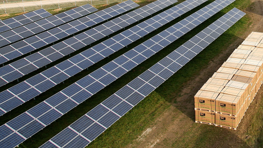 Bayern und Baden-Württemberg lassen den Bau von Solaranlagen auf Ackerflächen künftig zu.