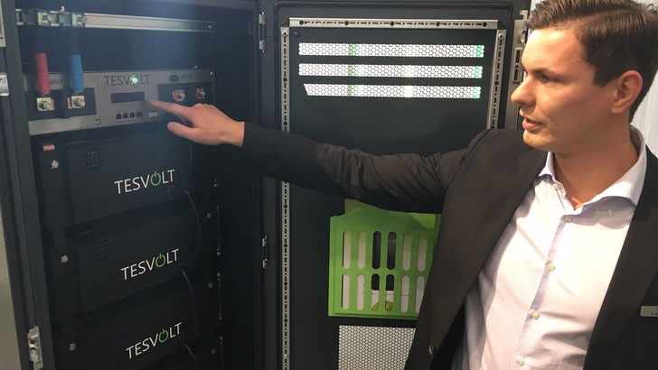 Simon Schandert erklärt den neuen TS-Speicher von Tesvolt.