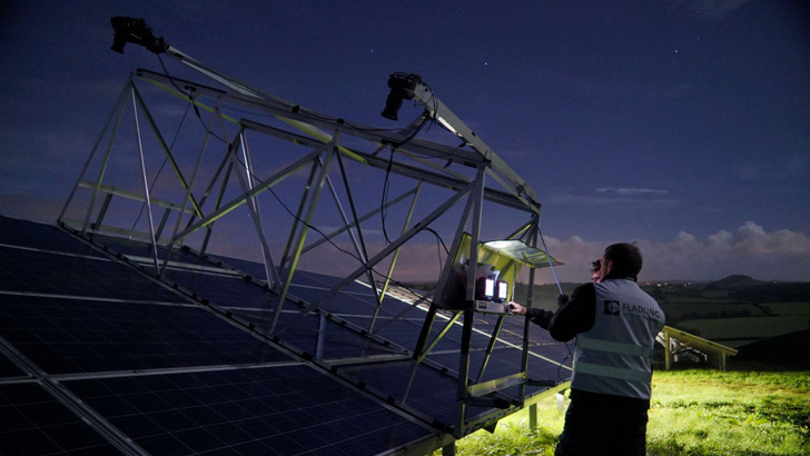 Mit dem neuen Stativsystem können ganze Solarparks innerhlab von wenigen Tagen überprüft werden. - © Fladung Solartechnik
