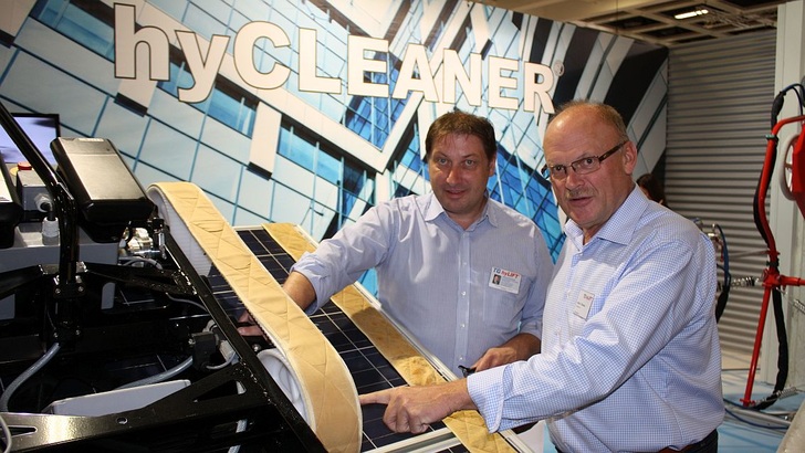 Andreas Grochowiak (links) und Alfons Thihatmer haben den neuen Reinigungsroboter Hycleaner Black Solar entwickelt. - © Heiko Schwarzburger
