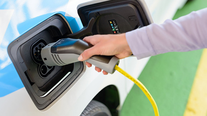 Das Tanken und Bezahlen von Strom für Elektroautos wird in Zukunft vereinfacht.