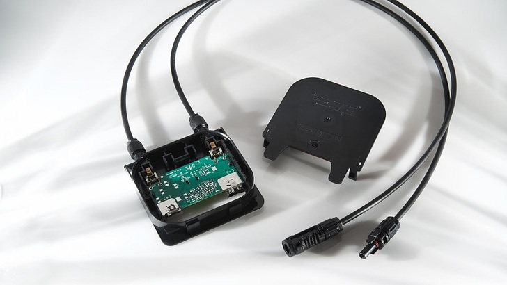 Anbieter von Modulanschlussdosen haben diese Komponenten bereits für die intelligente Elektronik vorbereitet, sowohl für 1.000 Volt als auch für 1.500 Volt.