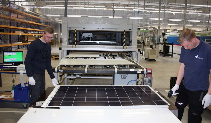 Der Laminator im Wismarer Modulwerk kann alle Produktvarianten verarbeiten. - © Heiko Schwarzburger
