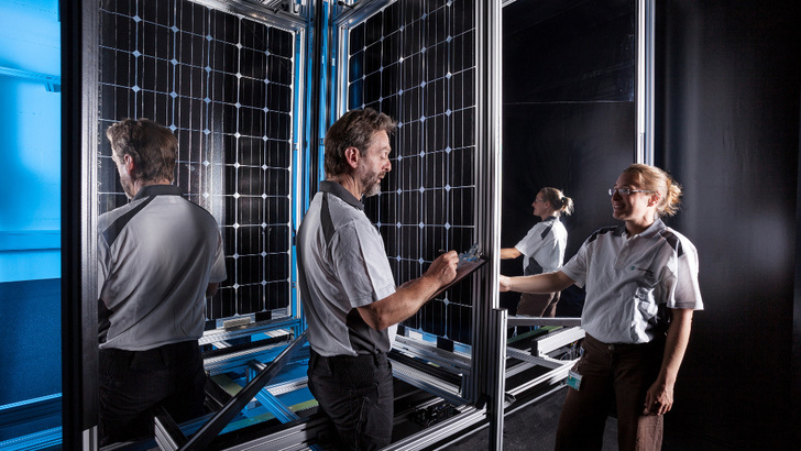 Das Cal Lab des Fraunhofer ISE ist seit jüngstem sogar in der Lage, mit einem neu entwickelten Teststand beide Seite bifacialer Module zeitgleich mit hoher Genauigkeit zu vermessen.