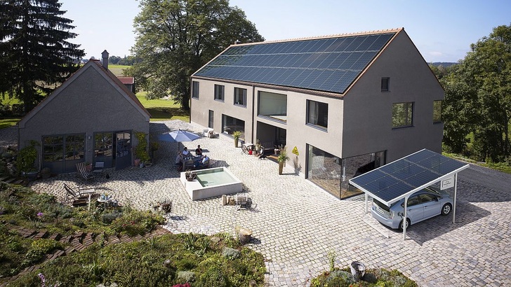 Ein solarer Neubau mit Photovoltaikmodulen bestückt. - © Solarworld
