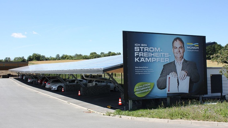 Der Fuhrpark tankt Sonne.