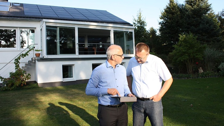Der Solarteur (rechts: David Muggli von Priogo in Zülpich) ist der Vertrauensmann seines Kunden, hier: Thomas Koch aus Bonn. - © Heiko Schwarzburger
