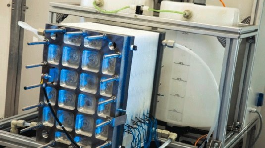 Bisher werden die Redoxflow-Speicher — bis auf wenige Ausnahmen — mit teueren Vanadiumverbidungen als Elektrolyt betrieben. Um die Preise zu senken, soll jetzt ein Biopolymer das Vanadium ersetzen. - © Fraunhofer ICT
