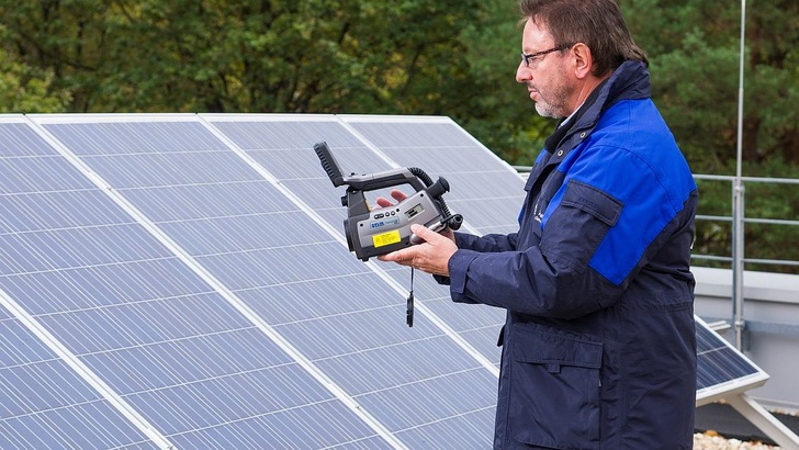 Der Solargenerator besteht im Wesentlichen aus einer metallischen Gestellkonstruktion, auf die die Solarmodule aufgeschraubt werden. - © TÜV
