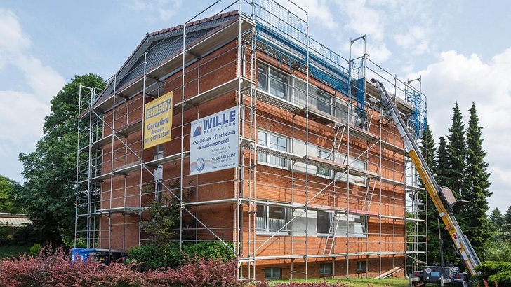 Dieses Gebäude in Oldenburg wurde saniert. Die Mieter werden nun aus Photovoltaik und BHKW versorgt. - © Henne Haus
