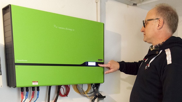 Der Resu ist eine DC-Batterie, die mit einem Batteriewechselrichter verschalten wird, hier mit dem Niedervoltsystem von Nedap.