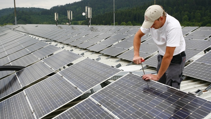 Die HAndwerker in Deutschland hatten im April wieder mehr zu tun. Sie bauten im Vergleich zum gleichen Zeitraum des Vorjahres fast doppelt so viel Photovoltaikleistung auf.