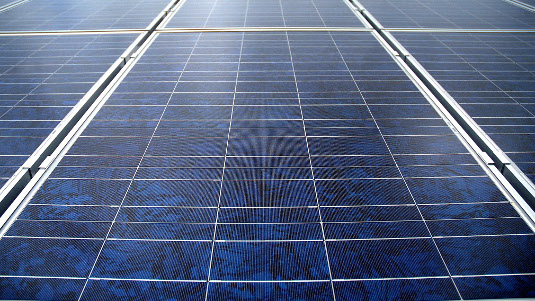 Die Solaranlage liefert ihren Strom an ein Batteriekraftwerk, mit dem die Stadtwerke das Netz stabilisieren. - © BSW Solar/Upman
