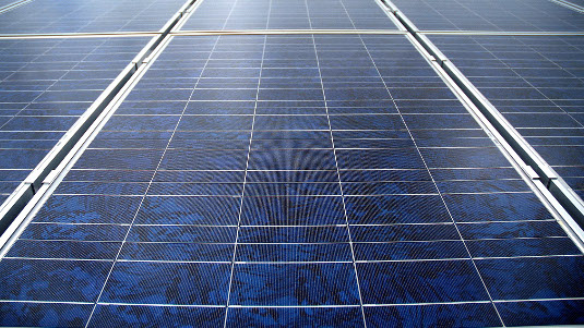 Die Solaranlage liefert ihren Strom an ein Batteriekraftwerk, mit dem die Stadtwerke das Netz stabilisieren.