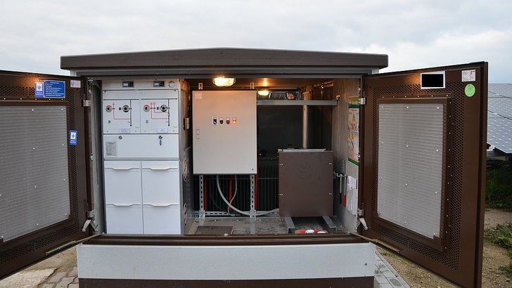 In der Trafostation sind die Kompensationsdrosseln (50 Kilovar) unten rechts zu sehen. In der Mitte befindet sich der Steuerschrank. - © Stefan Ott
 In der Trafostation sind die Kompensationsdrosseln (50 Kilovar) unten rechts zu sehen. In der Mitte befindet sich der Steuerschrank.