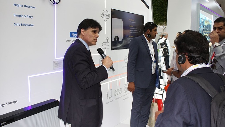 Am Messestand von Huawei in München informiert sich eine Investorengruppe aus Pakistan.