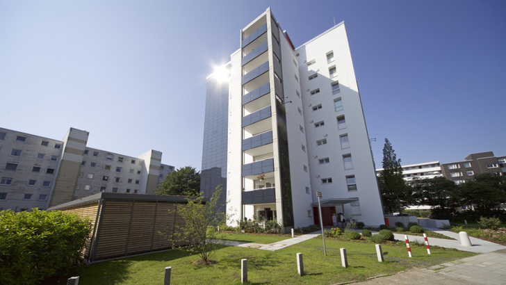 In Zukunft sollten vorrangig Anlagen an und auf Wohn- und Gewebegebäuden errichtet werden. Gebäudefassaden wie hier an einem Mehrfamilienhaus in Bremen, die Lithodecor mit einer Solaranlage versehen hat, müssen für die Energiegewinnung aktiviert werden.