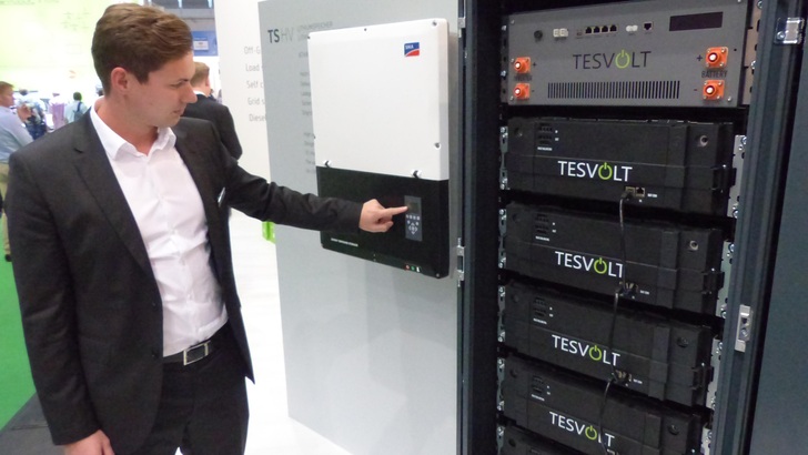 Simon Schandert, technischer Geschäftsführer bei Tesvolt, vor dem neuen Hochvoltsystem TS HV 70. - © N. Petersen

