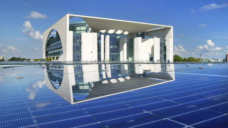 Durchschnittlich produzieren die Photovoltaikanlagen in Deutschland 1.058 Kilowattstunden Strom pro Kilowatt installierter Leistung. - © BSW Solar/Langrock
