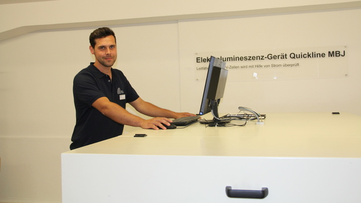 Auf den Elektrolumineszenzaufnahmen sieht der Prüfer auch den noch so kleinsten Riss in den Zelllen der Testmodule.