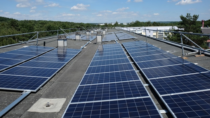 In Dresden werden 56 Wohnblocks mit Photovoltaik belegt. - © Vonovia
