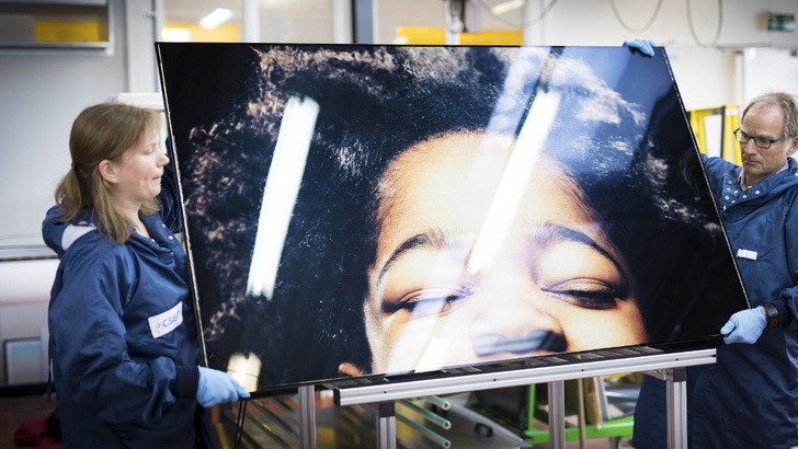 Die Bilder werden mit speziell ausgewählten Farben auf die Folie gedruck, die dann zwischen Modulglas und Solarzellen gelegt wird. So verschwindet die Photovoltaiktechnologie komplett — aber nur optisch.