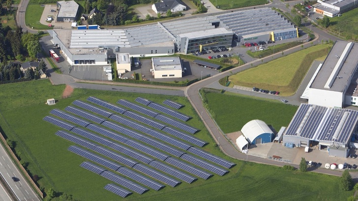 In Chemnitz stellt Heckert Solar die Module her, die das Unternehmen jetzt über den neuen Onlineshop vertreibt. - © Heckert Solar
