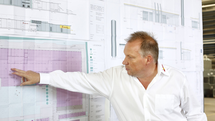 Geschäftsführer Andreas Müller präsentiert den geplanten Erweiterungsbau der PRoduktionsstätte in Ungerhausen und erläutert das Energiekonzept.