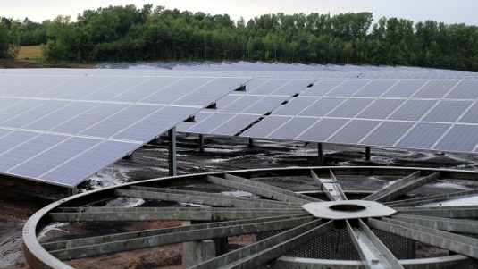 Bisher hat die Montansolar ehemalige Bergbaufreiflächen im Saarland mit Solarparks bebaut. Jetzt entsteht die erste Freiflächenanlage in Nordrhein-Westfalen.