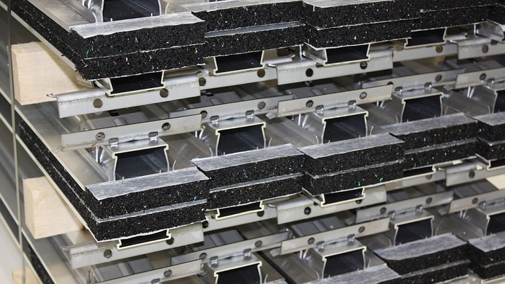 Schletter brachte zur Intersolar neue, vorkonfektionierte Komplettpakete für größere Dachanlagen mit.