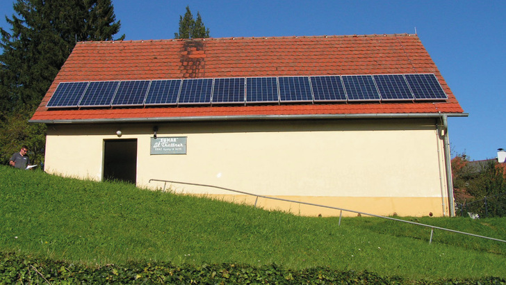 Mit dem Strom aus dieser Anlage in der Oststeiermark wird eine genossenschaftliche Tiefkühlanlage für das ganze Dorf betrieben, die im Gebäude untergebracht ist. - © GAT-Solar
