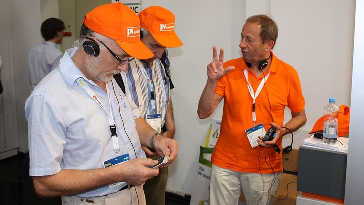 Sprechprobe am Audiogerät: Tourguide Herbert Grab macht die Teilnehmer der PV Guided Tours betriebsbereit. - © HS
