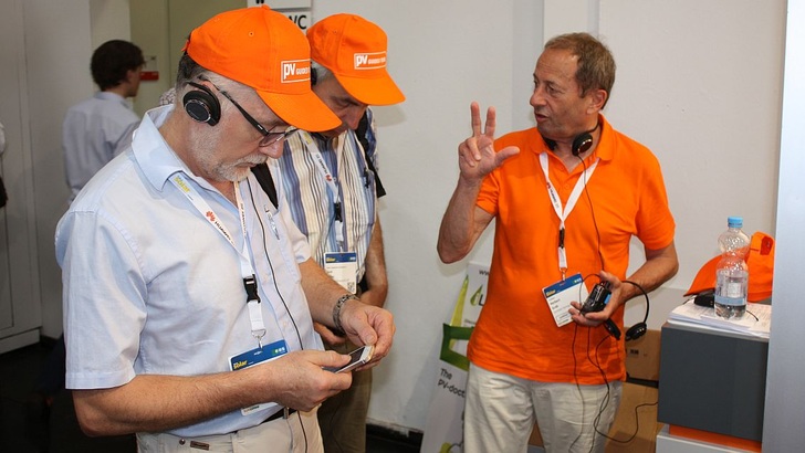 Sprechprobe am Audiogerät: Tourguide Herbert Grab macht die Teilnehmer der PV Guided Tours betriebsbereit.