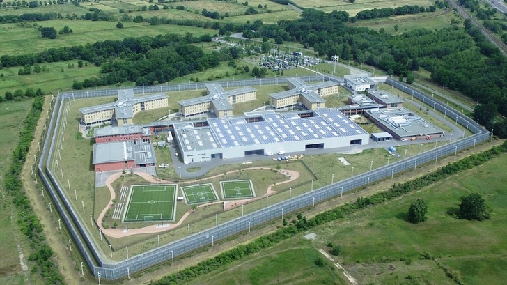 Die JVA in Heidering wird von einer Solaranlage mit 750 Kilowatt Leistung versorgt.