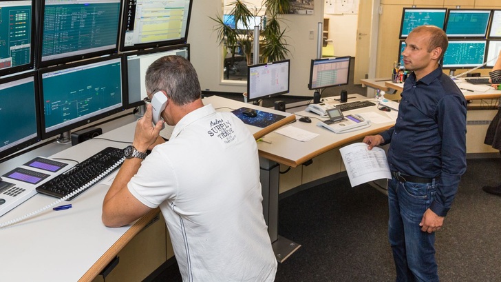 Netzführungskoordinator Maik Quade (rechts) informiert sich in der Netzleitwarte über den Stand der planmäßigen Schaltungen. - © Wemag /Stephan Rudolph-Kramer
