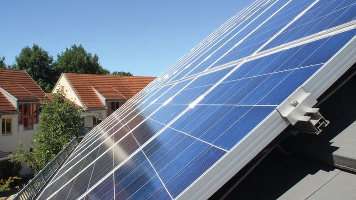 Die Waldorfschule in Landsberg setzt schon auf Photovoltaik auf dem eigenen Dach. - © Naturstrom
