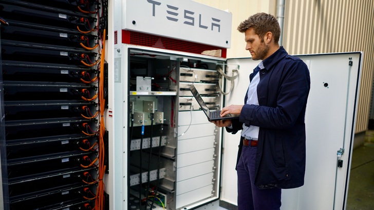 Christian Appel nimmt den Speicher von Tesla in Betrieb.