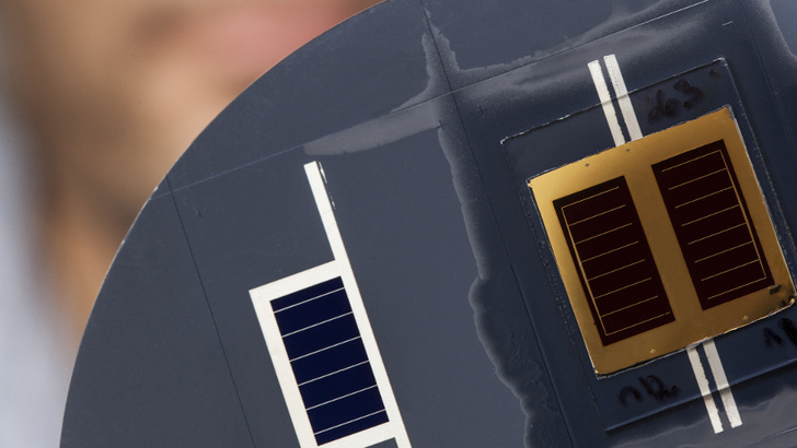 Die Forscher haben eine Schicht aus Galliumarsenid auf die Siliziumzelle aufgebracht und damit eine Effizienz von 32,8 Prozent erreicht.