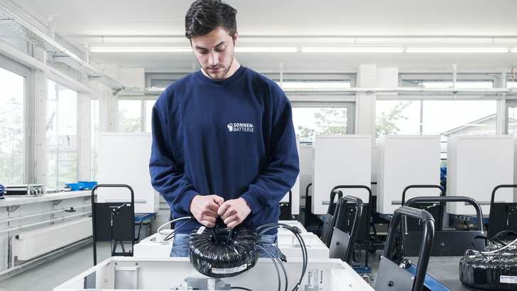 Die Heimspeicherproduktion von Sonnen in Wildpoldsried ist zum Großteil noch Handarbeit.