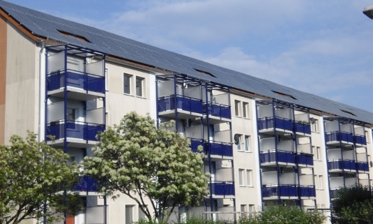 Im Leitfaden werden auch Mieterstromprojekte beschrieben, die schon umgesetzt wurden, wie dieses hier in Wolfen in Sachsen-Anhalt. Detaillierte Beispielrechnungen zeigen die Wirtschaftlichkeit und die finanziellen Vorteile für alle Beteiligen.