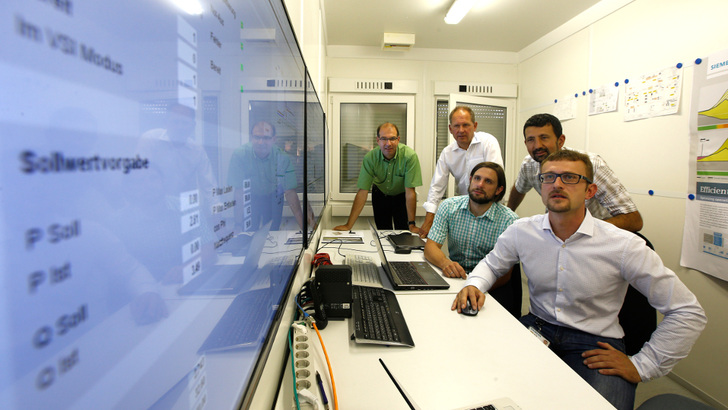 Gespannt verfolgen die Experten von Siemens den Übergang des Netzes in den Inselbetrieb. - © Siemens
 Gespannt verfolgen die Experten von Siemens den Übergang des Netzes in den Inselbetrieb.