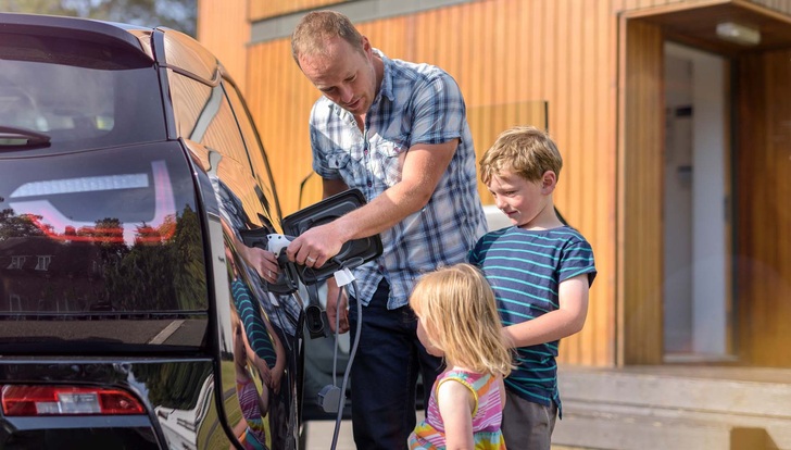 Ladeinfrastruktur und Ökostrom sind für die Deutschen wichtige Voraussetzung für den Siegeszug der E-Autos.